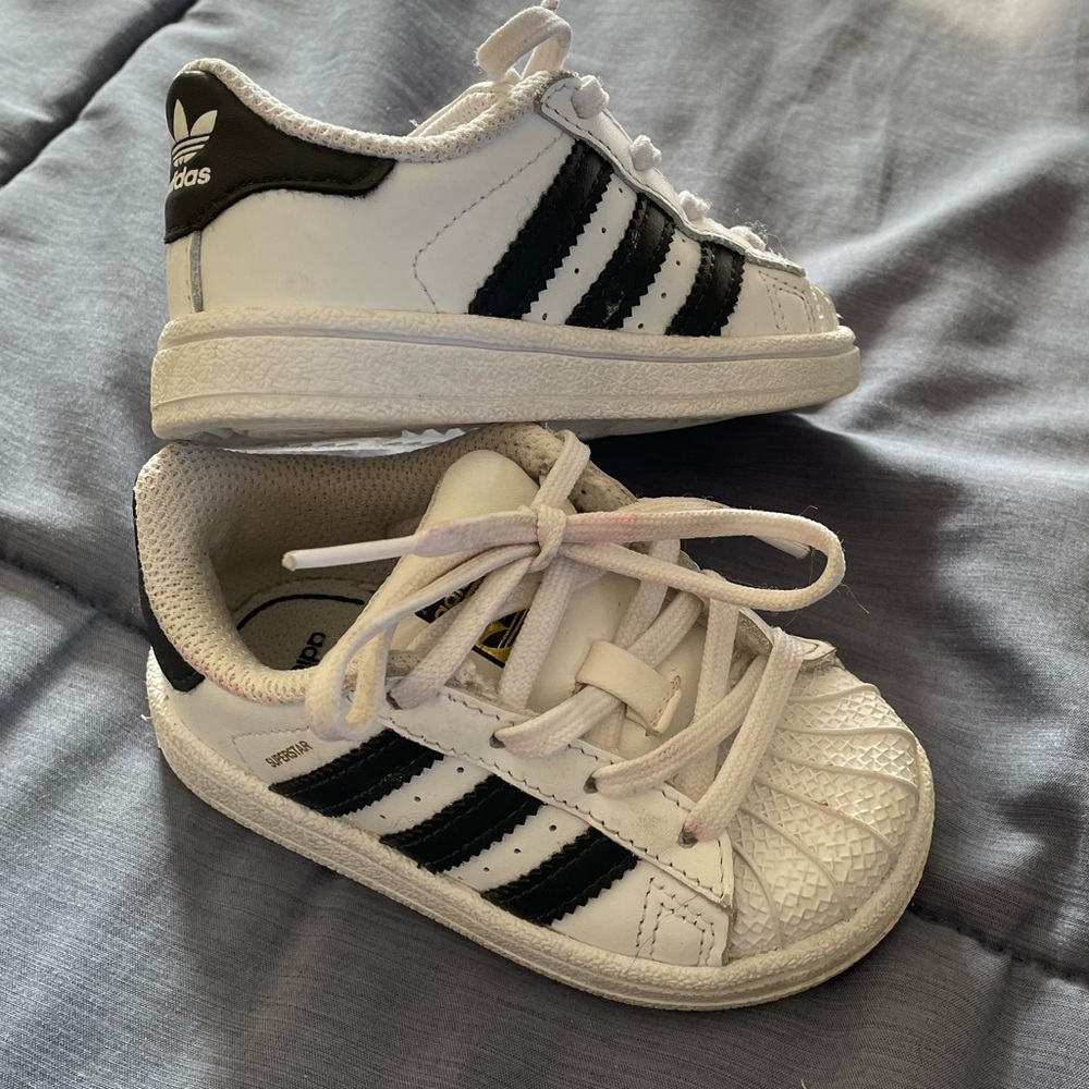 Adidas superstars